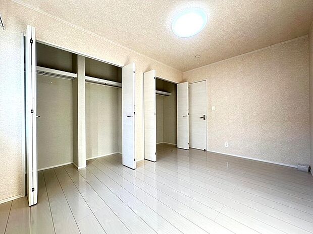 ■洋室３（6.49帖）　全居室に収納スペースがついている便利な設計となっております。物が散らかりがちな子供部屋にも最適です。〜現地（2024年5月）撮影〜