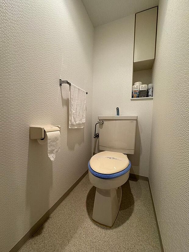 ■トイレ　清潔感溢れる白い空間のトイレです。〜現地（2024年4月）撮影〜