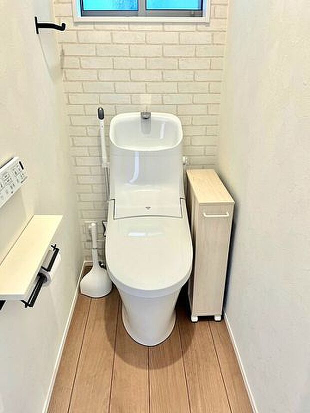 清潔感のあるトイレ。シンプルなデザインと快適な使い勝手で、心地よいひとときを提供します。