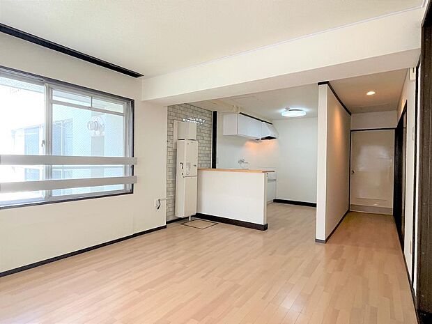 長方形型の広々としたLDK◎白色で統一した室内は、どんな家具でも合いやすい♪お部屋のコーディネートが楽しくなりそうですね♪