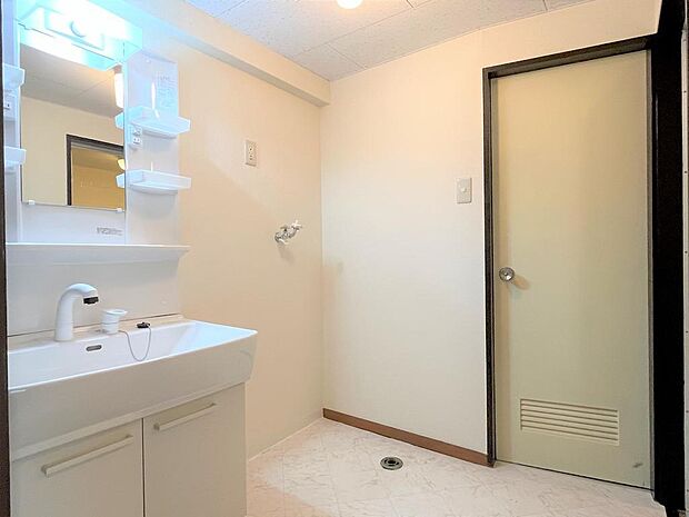 使いやすい広さの洗面所♪鏡隣に小物が置けるスペースを作り、洗面台周りをすっきりキレイに◎