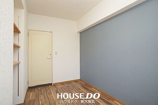 ■玄関横4．9帖の居室■ブルーの壁紙がオシャレ♪■可動式の棚なのでいろいろなものを収納できそうです！