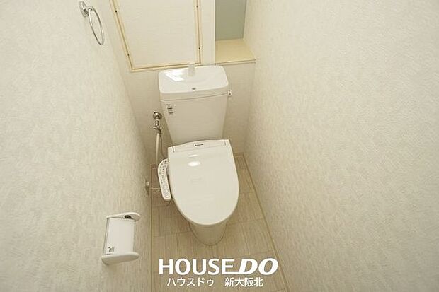 ■小物やトイレットペーパを置ける棚付きのウォシュレットトイレ！