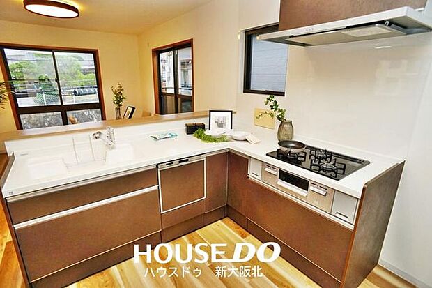 ■L字型のキッチンは作業スペースを広く確保することができます！ご家族と一緒に料理を楽しむことができそうですね！