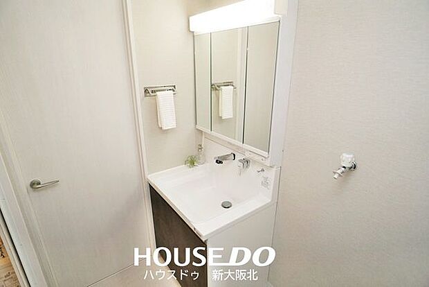 ■三面鏡洗面台は鏡裏の収納が便利です♪
