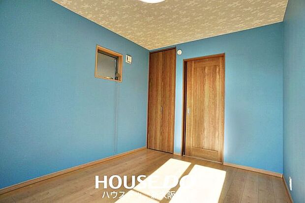 ■鮮やかなブルーの壁紙がお洒落なお部屋です♪■全部屋2面に窓があり風通しも良好です！