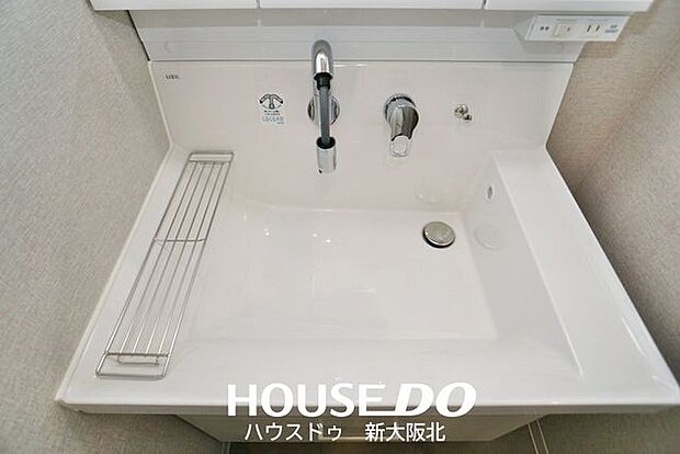■シャワー付き洗面台は朝の寝ぐせ直しやお掃除にも便利です◎
