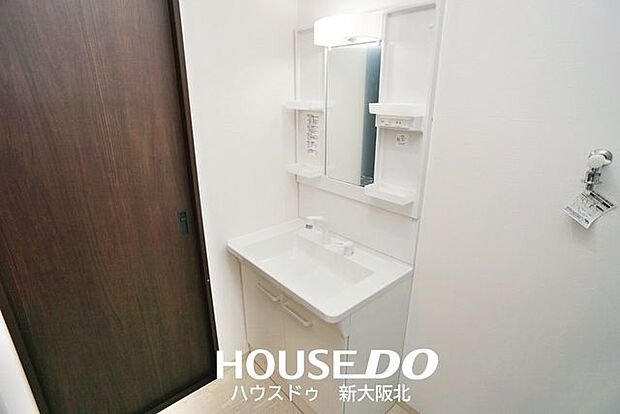 ■ゆとりある洗面台で毎朝の身支度もスムーズに！■もちろん、鏡裏にもたっぷりの収納スペースがあるので、いつもスッキリと保てますね！
