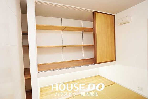 ■1階の和室には大容量の棚があります！■飾り棚にもできそうなので、お気に入りのコレクションを並べてもよさそうですね！