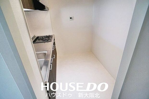 ■キッチンの後ろには冷蔵庫や食器棚を置けそうなスペースがあります◎