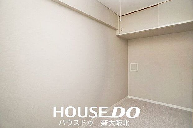 ■4．5帖居室です！■白を基調としたシンプルなお部屋なのでこだわりのインテリアが映えますね！