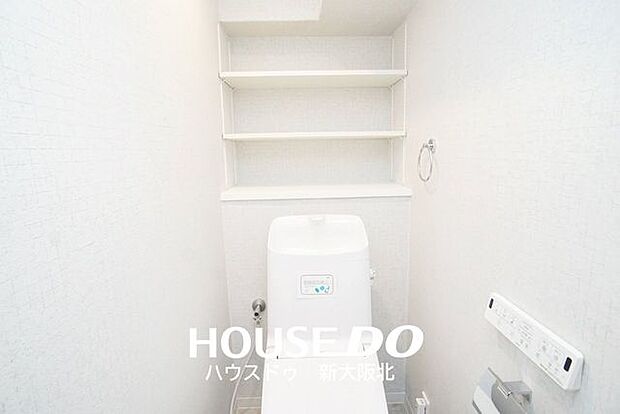 ■トイレの上には可動式の収納棚があります！