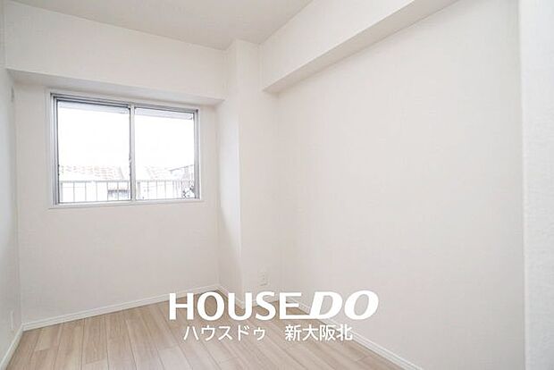 ■4．8帖居室です！■白を基調としたシンプルなお部屋はこだわりのインテリアが映えますね◎