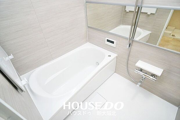 ■ワイドミラーは空間に奥行きももたらす効果があるので浴室が広々とした印象になりますね！■ご家族での入浴も楽しめそうです♪