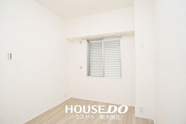 ■4．2帖居室です！■白を基調としたシンプルなお部屋はこだわりのインテリアが映えますね♪