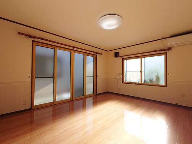室内(2023年12月)撮影◎現地案内予約受付中！◎大きな窓からたっぷり日が差し込む居間！暖かく心地の良い住空間です♪