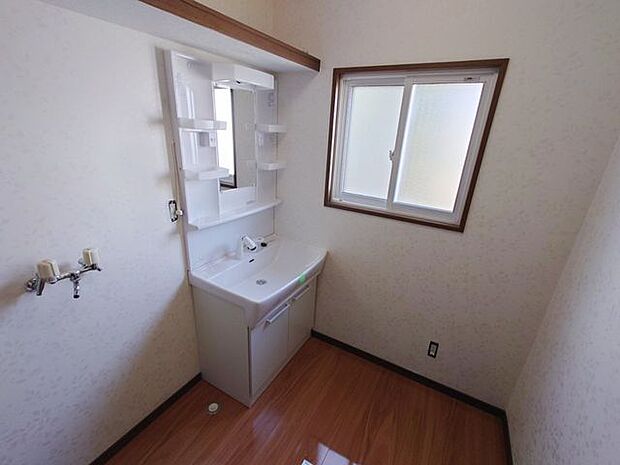 室内(2023年12月)撮影◎現地案内予約受付中！◎湿気の溜まりやすい洗面所には小窓付き！換気が出来衛生的ですね♪