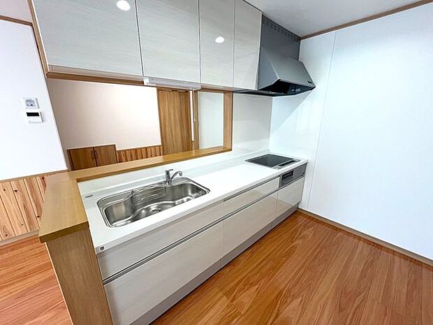 室内(2024年4月)撮影◎本日内覧可能◎奥行きのあるキッチンスペースは冷蔵庫や食器棚を置いてもゆったりした空間。
