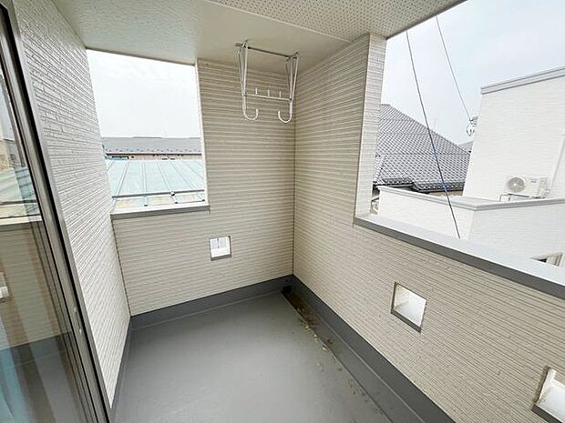 室内(2024年4月)撮影◎本日内覧可能◎バルコニーは屋根付きのため、急な雨でも洗濯物が濡れにくく安心です♪