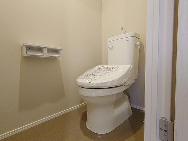 室内(2023年4月)撮影◎本日内覧可能◎シャワー洗浄機能付トイレ。ペーパーホルダー一体型収納付。