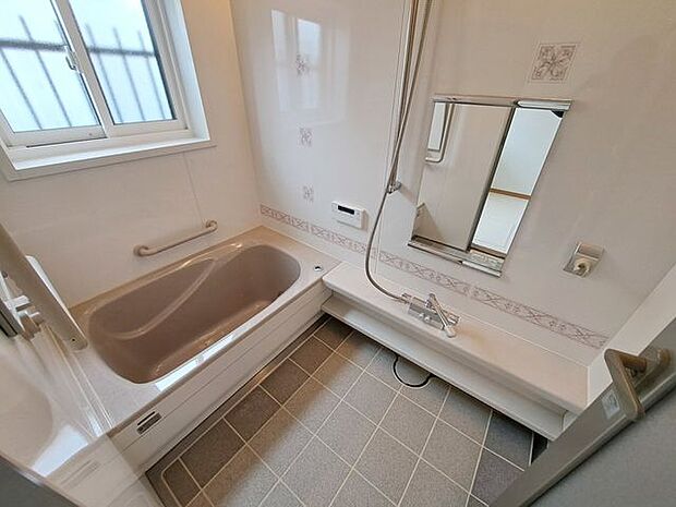 室内(2024年3月)撮影◎現地案内予約受付中！◎浴室は小窓付きですので換気ができ、衛生的です◎