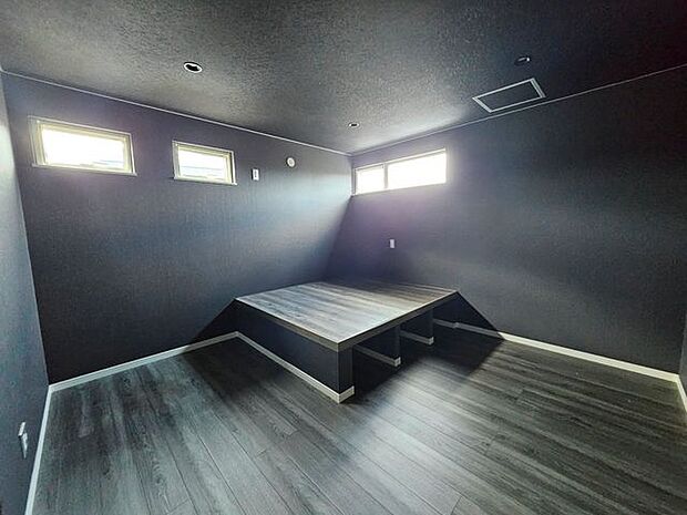 室内(2024年5月)撮影◎現地案内予約受付中！◎ベッド部分が小上がりとなっております。黒を基調としたシックな雰囲気のお部屋◎
