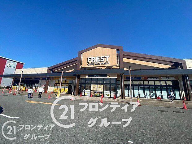フレスト松井山手店 徒歩3分。 220m