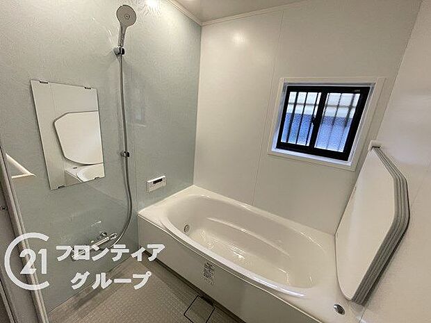 小窓付きの浴室になります