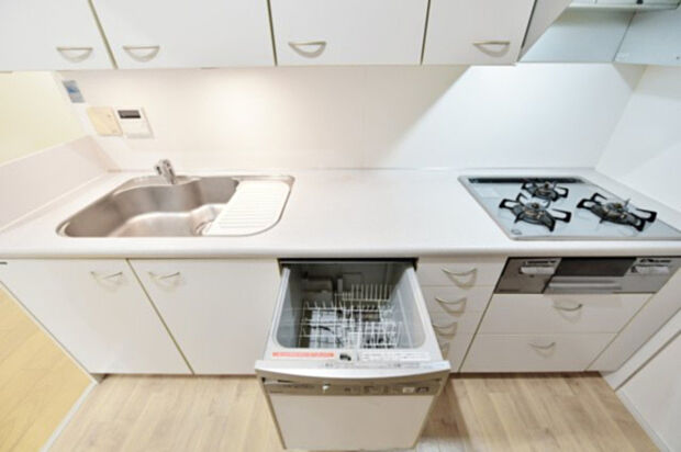 3口コンロ/グリル/食器洗乾燥機を備えたシステムキッチン。LDから独立した空間で、料理の準備や片付けを快適に行えます。