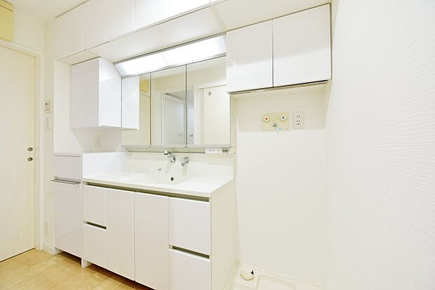 3面鏡を備えた洗面化粧台。収納スペースが豊富で小物を綺麗に片づけられます。