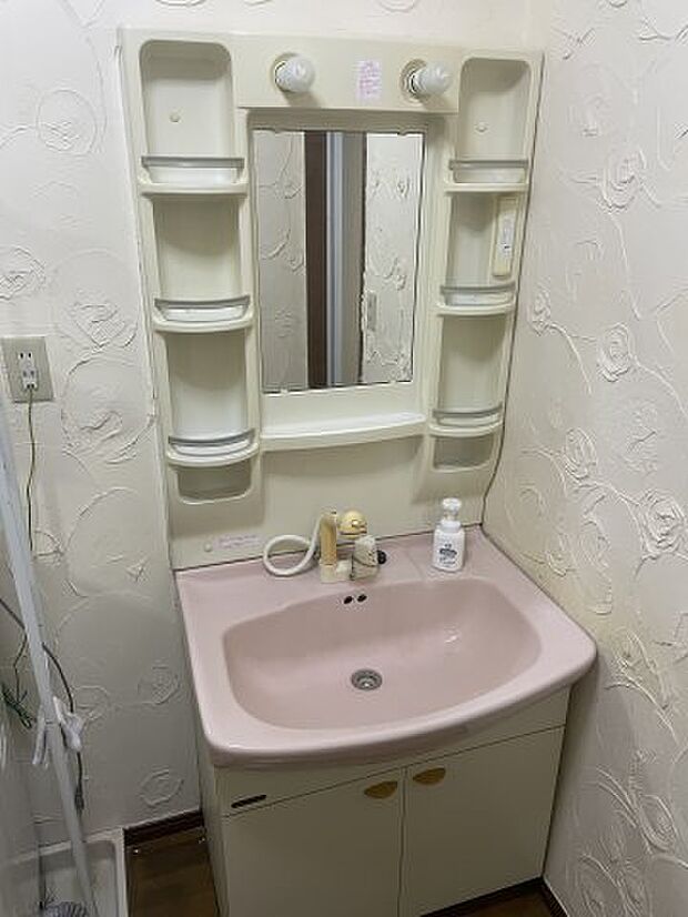 2階にも洗面化粧台を設置するスペースと配管があります。