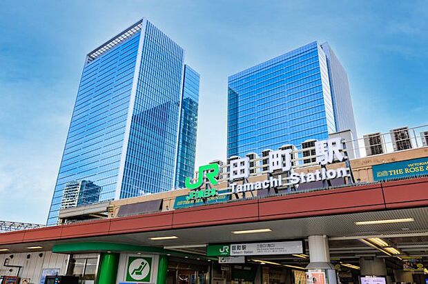最寄りの駅の田町駅になりますが、高輪ゲートウェイに橋が架かればどちらの駅を使っても近いです。