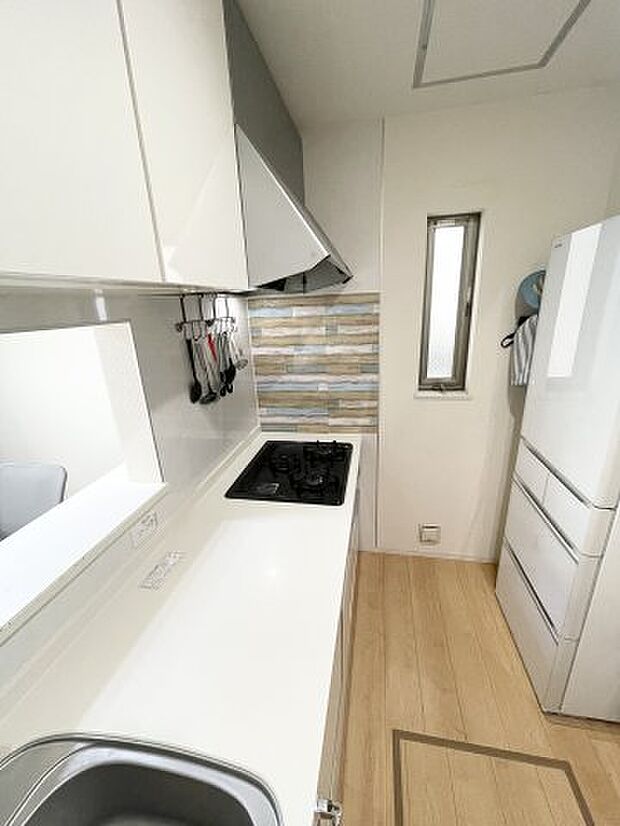 広くて使いやすいキッチンは、床下収納もあってとっても便利です！