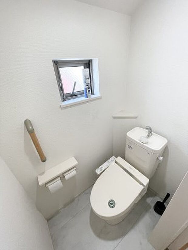 ウォシュレット付！小窓もあって、明るく清潔なトイレです。