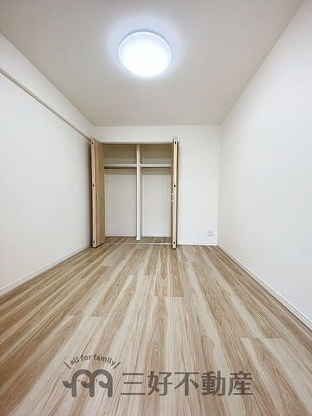 ナチュラルカラーの床材を使用することで温かみを感じるお洒落なお部屋となりました。