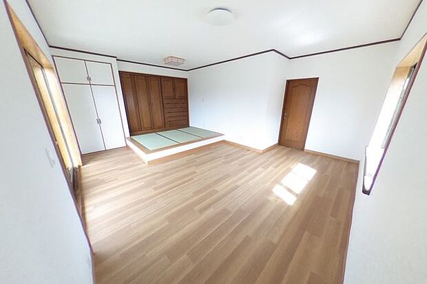 ●12.1帖洋室●小上がりの畳スペースがありお洒落な主寝室です。バルコニーへの出入りもできます。収納も充実です。（甲斐市竜王　中古住宅）
