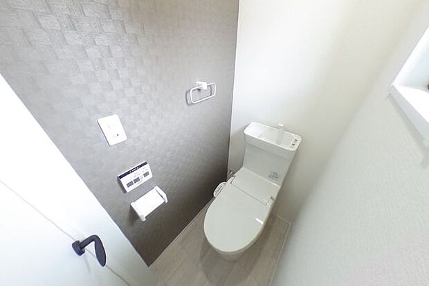 ●1階お手洗い●トイレも新品交換済み！アクセントクロスで落ち着く空間のお手洗いです。手洗いタンク、タオル掛け、ウォシュレット機能付きです。（甲府市伊勢　中古住宅）