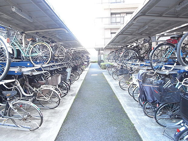 屋外駐輪場は月額２００円、１住戸１台は下段を優先的に使用可能  