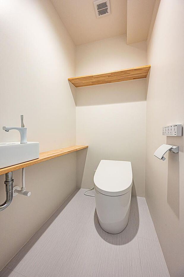 タンクレストイレ・温水洗浄便座付き・除菌水洗浄・壁リモコン・ベッセルタイプの手洗い器付き