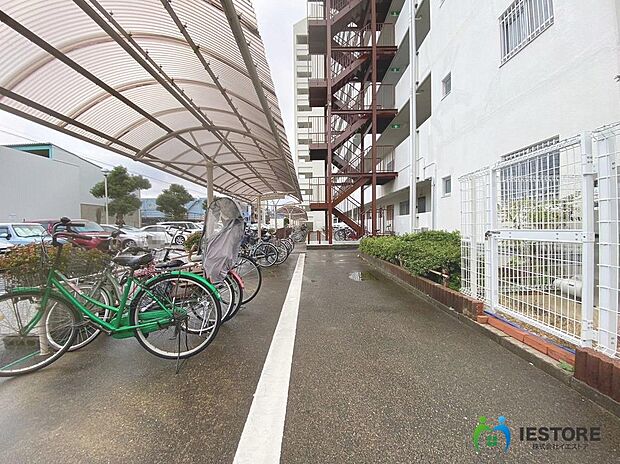 【駐輪場】屋根ございますので、雨で自転車が濡れないのは、嬉しいポイントですね☆