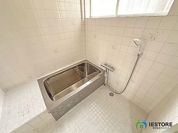 【浴室】お風呂場に窓もありますので、換気もしやすく清潔に保ちやすいですね♪