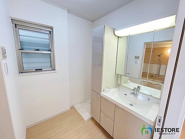 【洗面台】使いやすい三面鏡の中やベースキャビネットには収納スペースもたっぷり。手入れしやすいシャワー機能付。開放感ある空間と、十分な大きさの鏡も自慢です♪