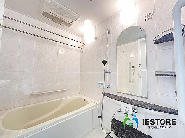 【浴室】ゆったりとくつろげる綺麗な浴室ですよ！雨の日の衣類の乾燥もお風呂場でできる、暖房・乾燥・涼風・換気の優れた4つの性能付き♪