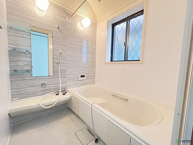 【浴室】ゆったりとくつろげる綺麗な浴室ですよ！あったら嬉しい浴室乾燥機付き！雨の日でもお洗濯が出来るのはポイントですね♪