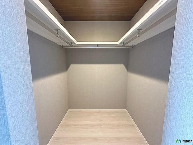 【収納】奥行のあるウォークインクローゼットで天井まで有効活用できるよう棚が設置されています。