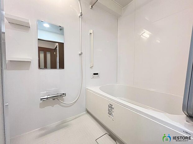 【浴室】ゆったりとくつろげる綺麗な浴室ですよ！時間短縮でシャワーだけの方も多いですが、一日の疲れを癒すため湯船に浸かれば心身ともにリラックスできますね♪