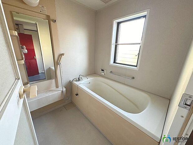 【浴室】お風呂場に窓もありますので、換気もしやすく清潔に保ちやすいですね♪
