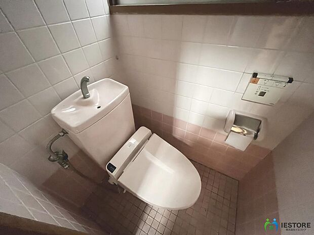 【トイレ】窓があり、明るく、臭いがこもりませんので、来客用トイレとして清潔に保てます！