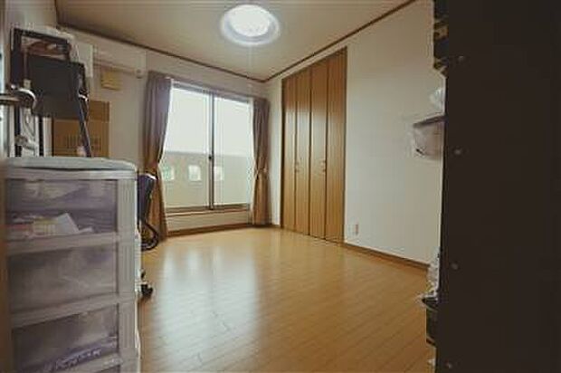 ■2階6帖洋室｜南向きの明るいお部屋です♪