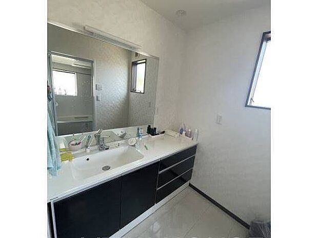 ■２階洗面室｜大きな鏡に、収納たっぷりの洗面台です！